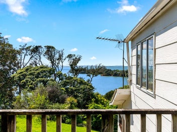 Breathtaking Harbour Views - Steps from the Beach!