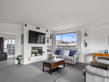 VERSATILE FAMILY LIVING IN ALEXANDRA