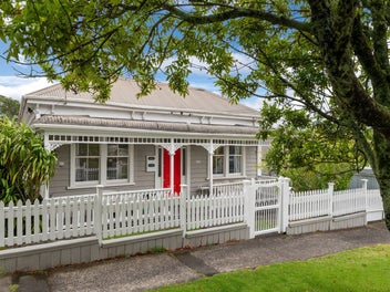 Commanding in Kingsland