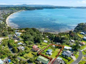 Rare earth find in Snells Beach - must view