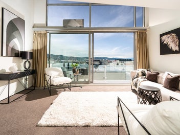 SUNNY AND SPACIOUS CITY PENTHOUSE