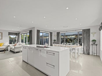 Modern Luxury, Family Comfort & Prime Location