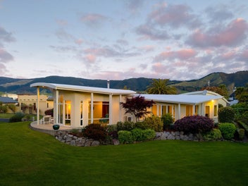 Privacy in Park-Like Surrounds