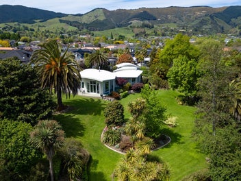 Privacy in Park-Like Surrounds