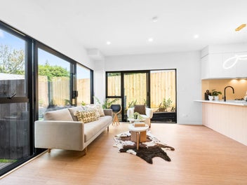 Spacious & Stylish Move in Before Xmas!