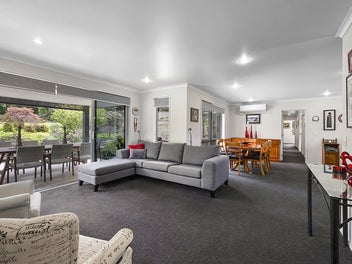 IDYLLIC SETTING WITH CITY CONVENIENCE