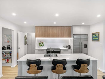 Triple Car Garaging!