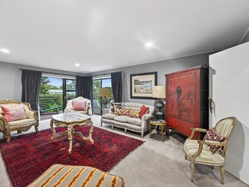 Leafy Ridge Top Retreat in Saint Heliers