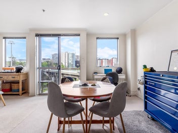 Sunny & Peaceful with 2 x carparks!