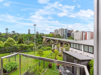 Bright & Sunny 1st Floor Apartment