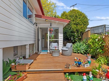 SUNNY, OPEN PLAN, DOUBLE GARAGE!