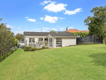 Sun-Drenched Family Oasis – Perfect in Every Way