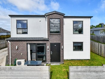 Family Living - Road Frontage & Free-Standing!