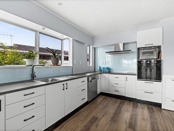 Spacious 2-Bed, Hobbies + Conservatory!