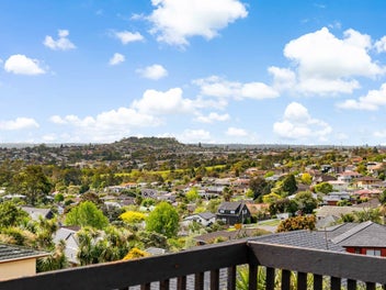 Old Home on 1,037 m² - Stunning Sea & City Views!