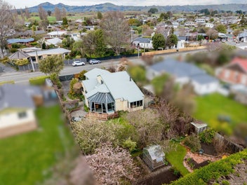 Private oasis in lovely Outram