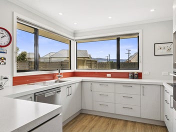 Immaculate, low-maintenance townhouse living