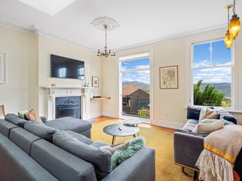 Effortless living in the heart of Roslyn