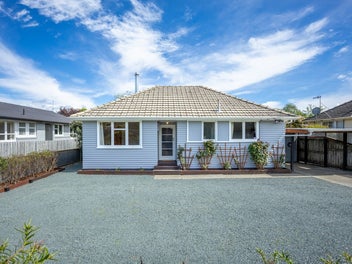 Sunny Family Haven With Space To Grow