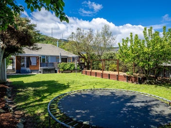 Sunny Family Haven With Space To Grow