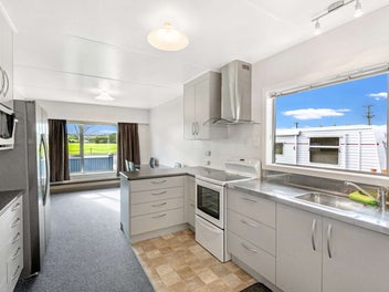 BRICK BEAUTY & BIG GARAGING