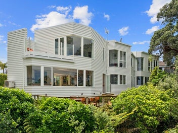 Waterfront lifestyle value - vendor wants action