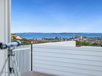 Elevated Living, Amazing Views, Legal Granny Flat