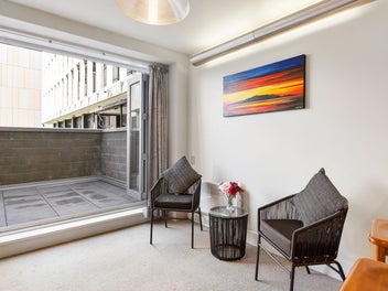 Modern City Bolt Hole!!