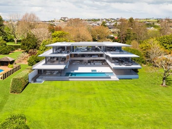 Luxury Coastal Living in Omokoroa Beach Peninsula