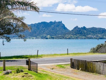 Spectacular Water Views – A Rare Gem Awaits!