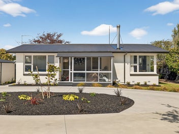 AUSTRALIA BECKONS - GOING, GOING, GONE