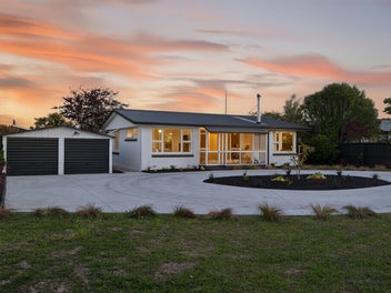 AUSTRALIA BECKONS - GOING, GOING, GONE