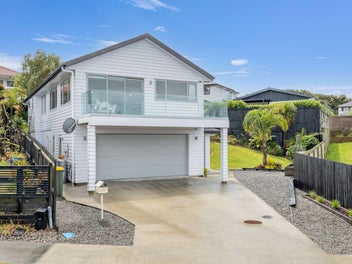 Weatherboard, Coastal Views & Boat Parking