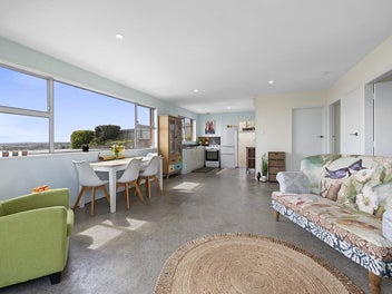 EXPANSIVE SEAVIEWS, ESSENTIAL VIEWING!