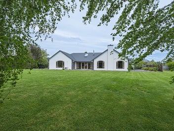 Over 400sqm Floor Area!!