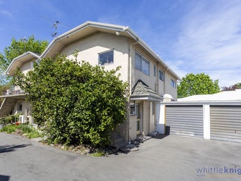 2 Bedroom Apartment with 2 x Single Garages!