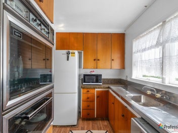 RENOVATE, REMOVE OR RE- DEVELOP - MUST SELL