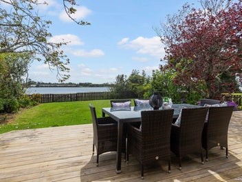 Waterfront Retreat on 1432m² — A Rare Sandspit...