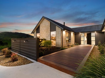 Near-New Deluxe Home on 12.5ha – Your Rural Dr...