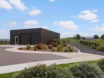 Near-New Deluxe Home on 12.5ha – Your Rural Dr...