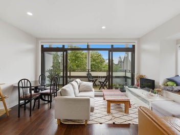 Sun-Filled Corner Townhouse - Double Grammar Zone!