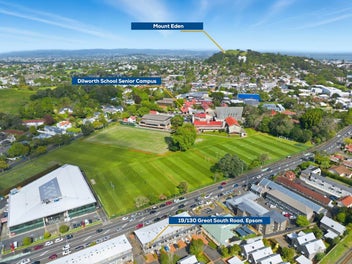 Sun-Filled Corner Townhouse - Double Grammar Zone!