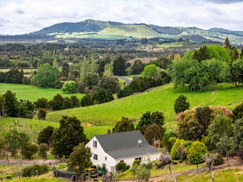 Two Homes, One Huge Shed - All on 1.3936 Hectares