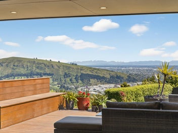 One Level Living! Outlook, Ease & Everyday Quality