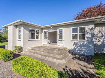 TIMELESS 60s CHARM - LARGE PROPERTY!