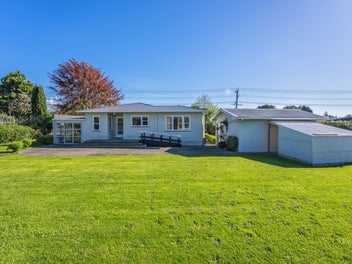 TIMELESS 60s CHARM - LARGE PROPERTY!