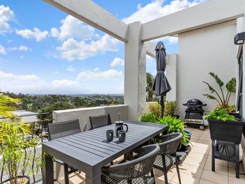 EXECUTIVE LIVING. TOP FLOOR ELEVATION & VIEWS