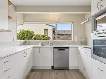 Prime Matua Living - Quality Brick & Tile Home