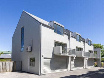 HAGLEY PARK AT YOUR DOORSTEP - CITY LIVING