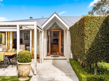 BESPOKE BEACHSIDE ELEGANCE